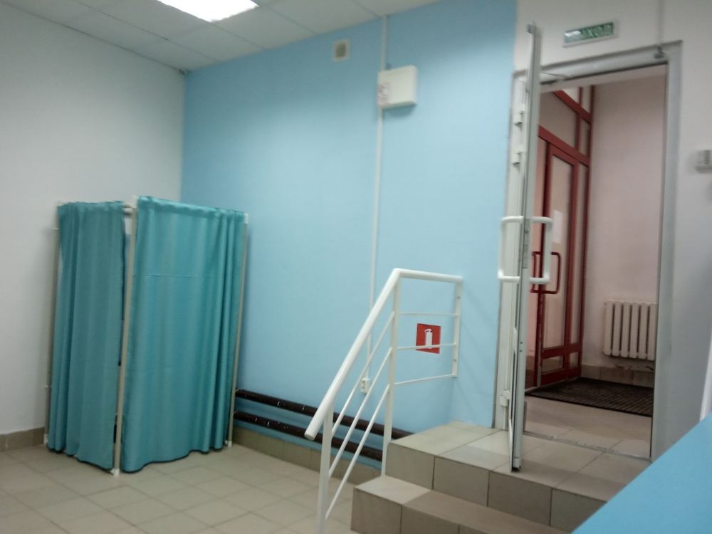 Примерочные в центре раздач: не подошедшую вещь участник видит сразу и предлагает её другим — «пристраивает»