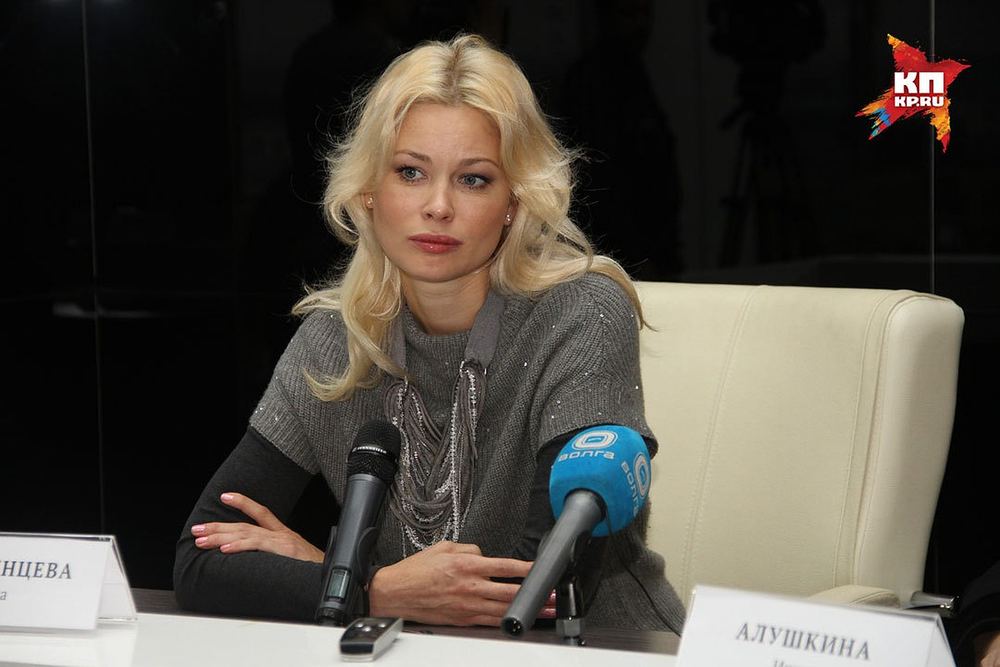 Анна Татаринцева на пресс-конференции; на столе микрофон телекомпании «Волга»