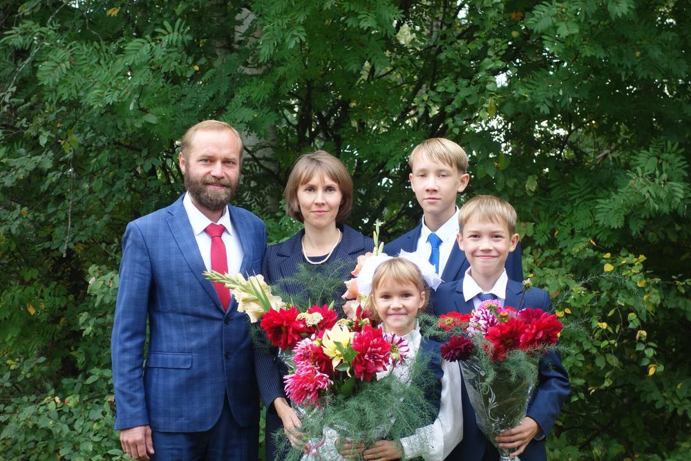 Алексей и Екатерина Гроза с детьми в первый день учебного года