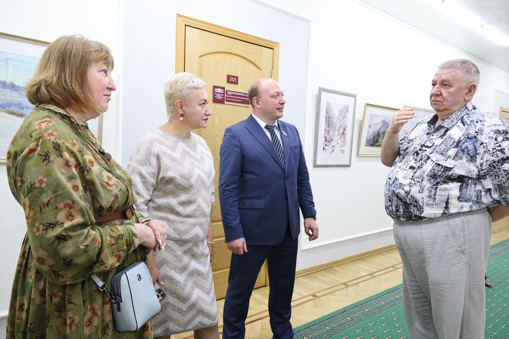 Максим Ребров (в центре) на открытии выставки «Рука об руку» в Законодательном собрании Нижегородской области, 23 сентября 2026 года