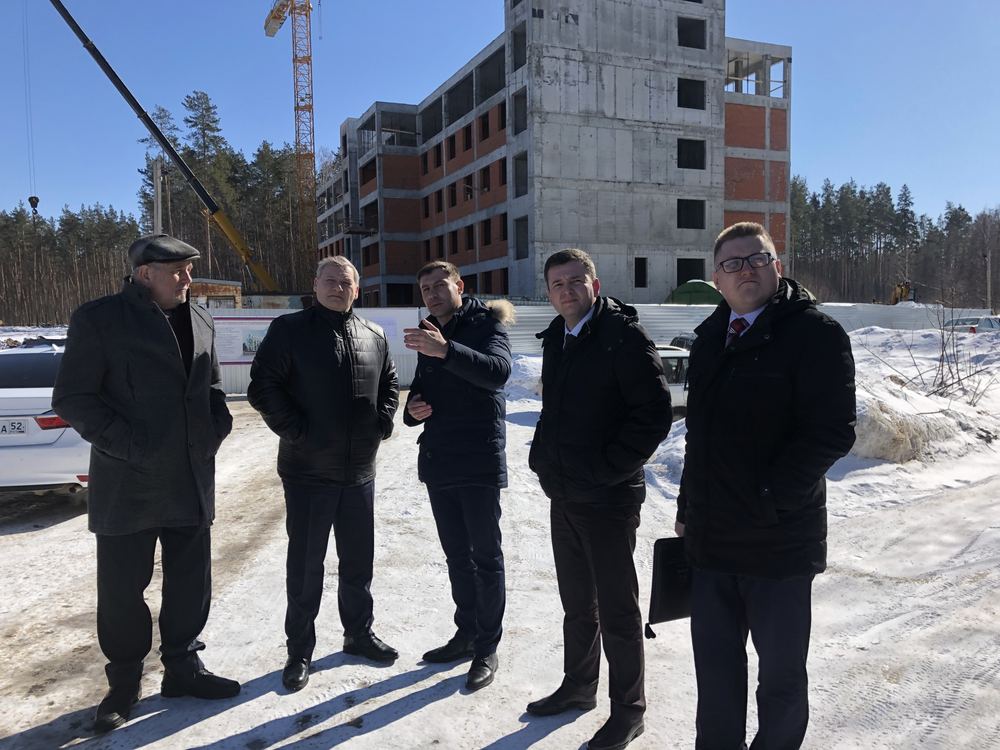У строящейся детской поликлиники в Сарове во время поездки депутатов фракции КПРФ, март 2022 года