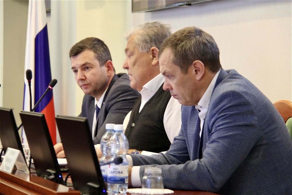 Олег Кирица (слева) на встрече депутатов комитета по вопросам государственной власти области со студентами Приволжского филиала Российского государственного университета правосудия, 20 ноября 2024 года