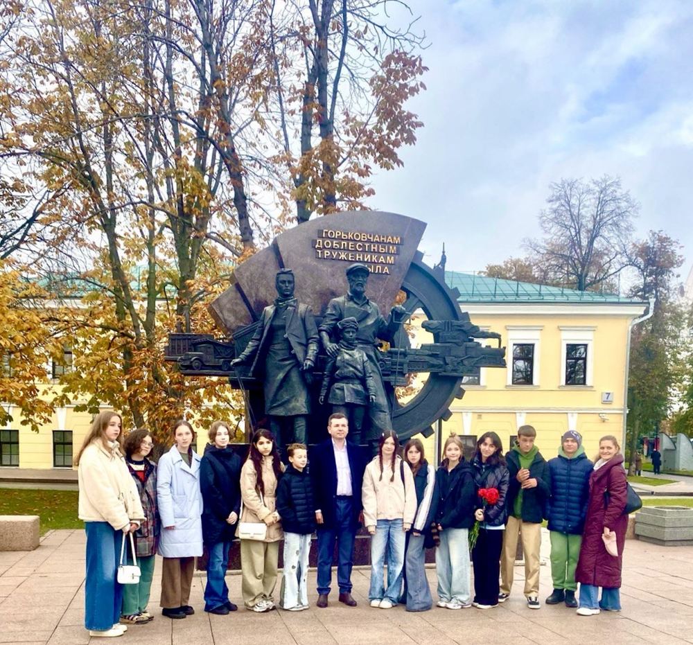 Восьмиклассники нижегородских школ с Олегом Кирицей у монумента «Горьковчанам — доблестным труженикам тыла», 7 октября 2025 года