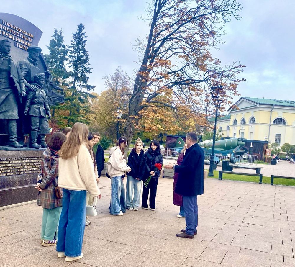 Экскурсия проекта «ЕДИНСТВО — путь к Победе» у монумента труженикам тыла в нижегородском кремле, 7 октября 2025 года