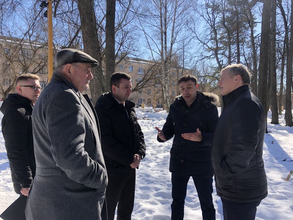 Депутаты фракции КПРФ во время рабочей поездки в Саров: осмотр проблемных объектов города, 17 марта 2022 года (Олег Кирица — третий слева)