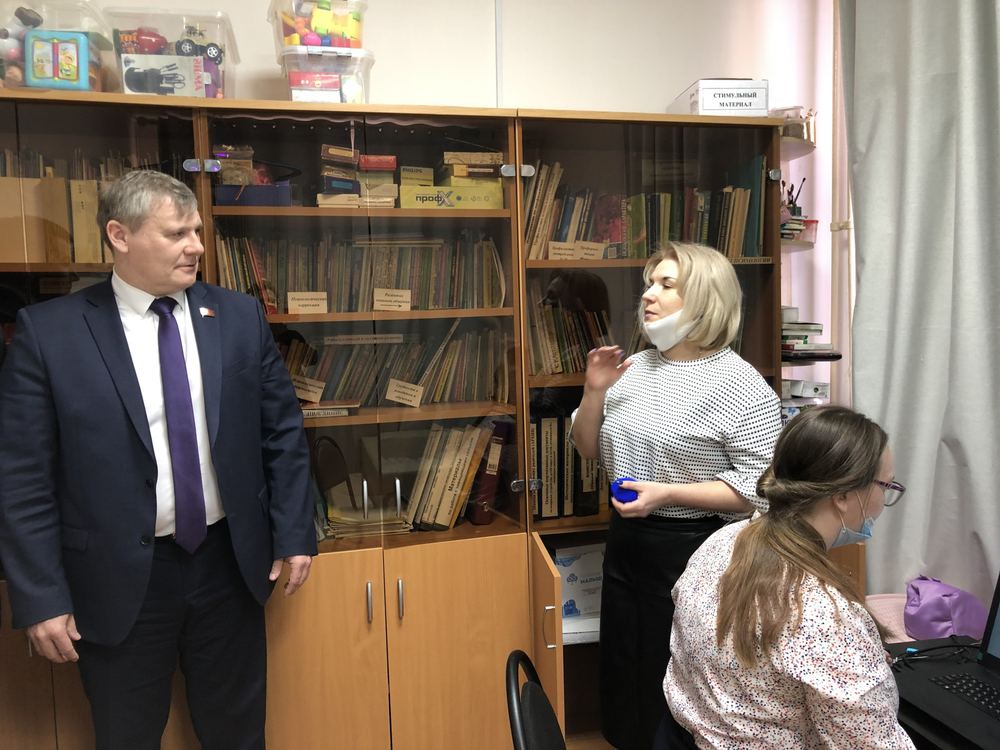 Роман Кабешев (слева) в детском реабилитационном центре «Тёплый дом» в Сарове, 17 марта 2022 года