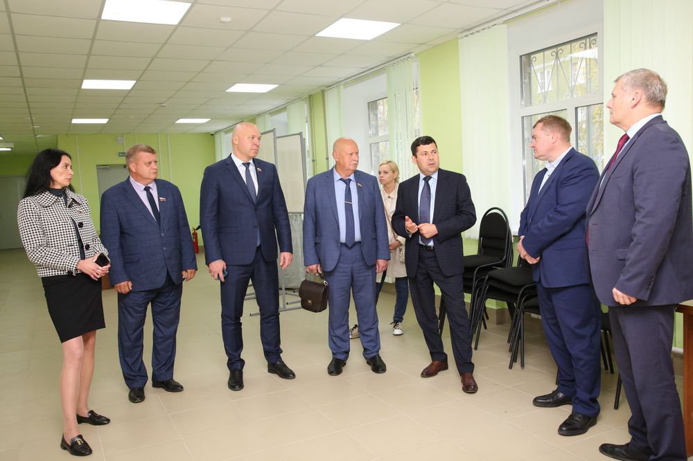 Роман Кабешев (второй слева) на выездном заседании комитета по экологии в лаборатории мониторинга окружающей среды, 28 сентября 2023 года