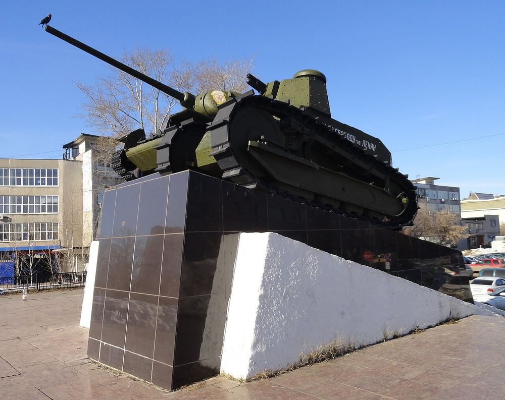 Макет танка «Борец за свободу тов. Ленин» и Т-34-85 на площади Славы у проходной «Красного Сормова», 2015 год