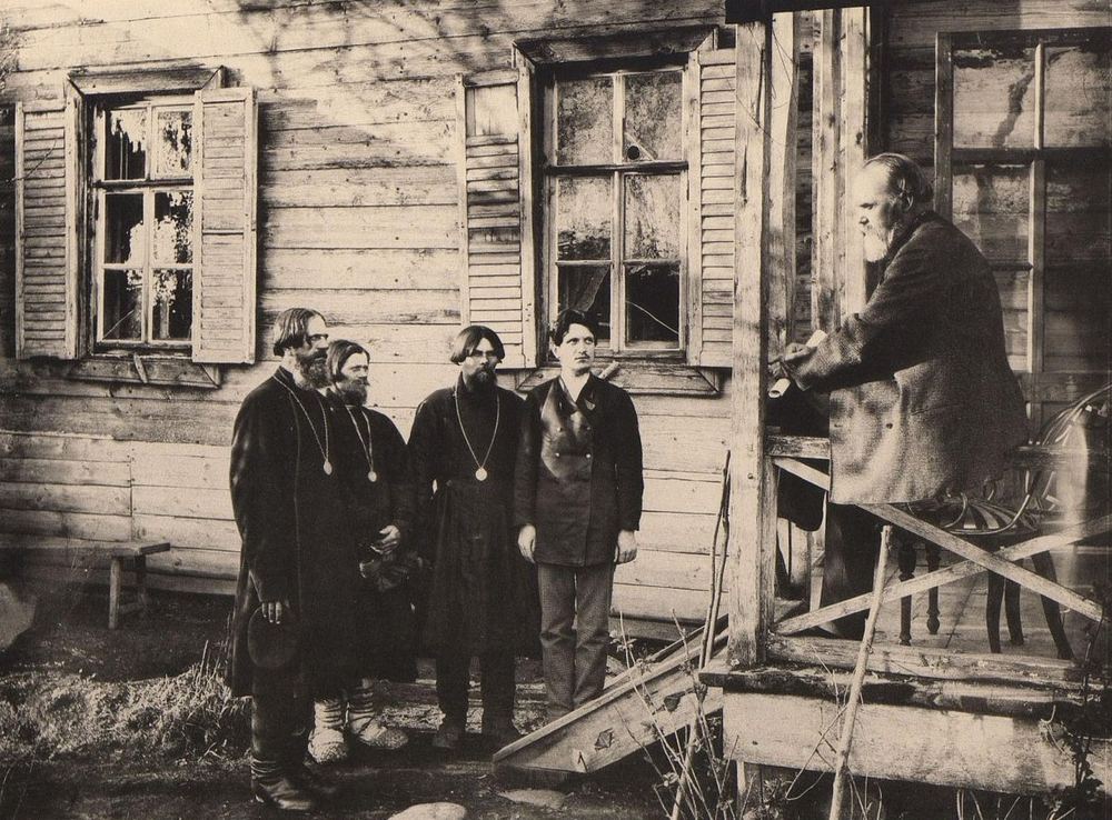 Ермолов А.М., земский начальник 4-го участка Сергачского уезда, и подчинённые ему волостные старшины и писарь