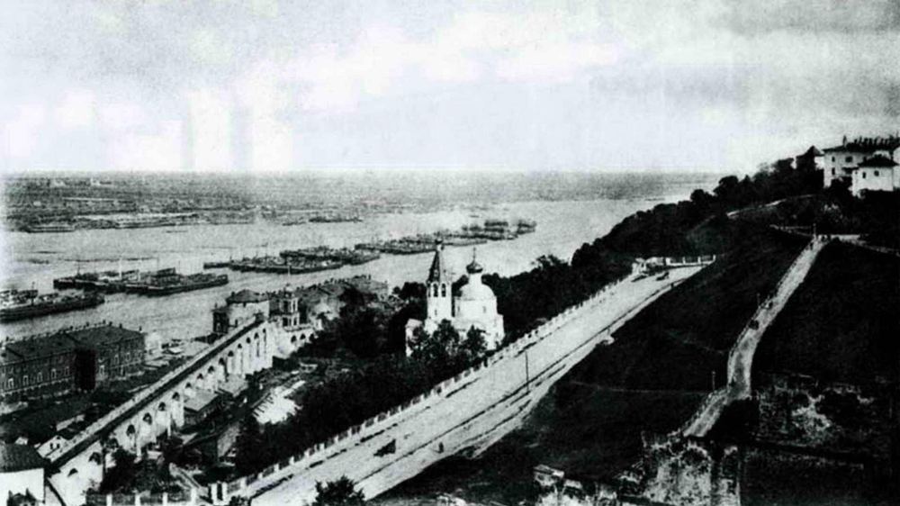 Справа Часовая башня, на втором плане императорский сад. М. П. Дмитриев, 1890-е