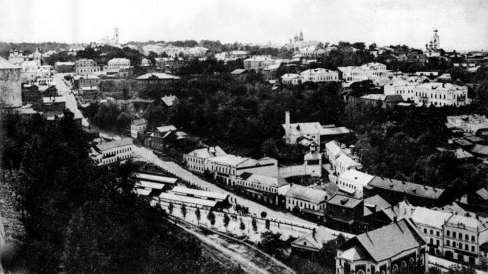 Вид с Кремлевского холма на [Успенскую] гору