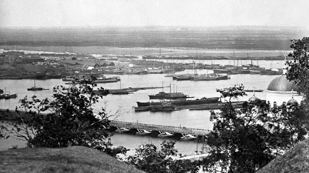 The pontoon bridge and the Strelka. A. O. Karelin, 1870s