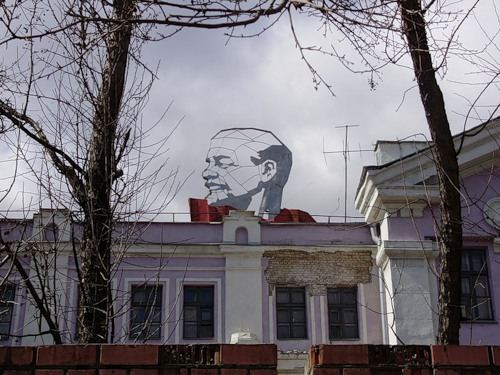Profile of Lenin above the plant's roof