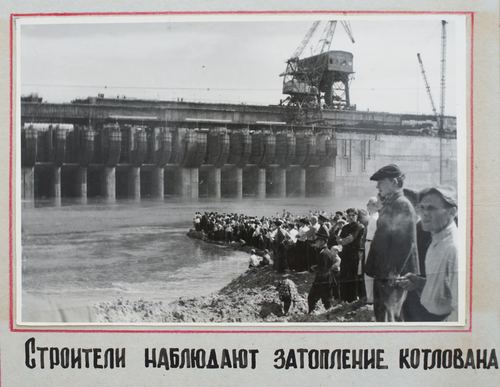 Строители наблюдают затопление котлована