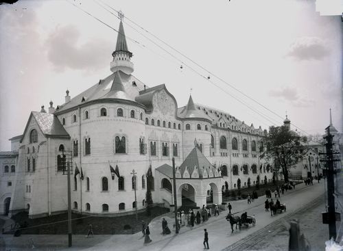 The building complex at the time of Emperor Nicholas II's visit. An apartment building is visible behind the tower