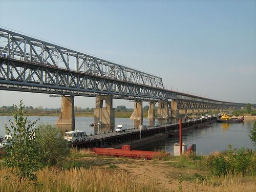 Борский мост и дополнительная понтонная переправа — наплавной автомобильный мост, изготовленный на борском предприятии ОАО “Завод “Нижегородский теплоход”. Вид со стороны Н.Новгоро