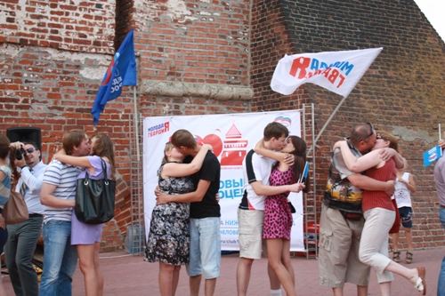 Проект нижегородского отделения МГЕР " Самый массовый поцелуй ". Репетиция поцелуя, который должен поставить мировой рекорд в День Города , 12 сентября 2010 г