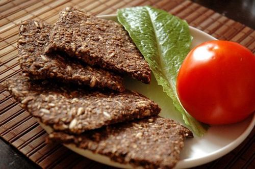 Raw whole-grain crispbread