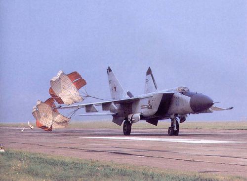 МиГ-25 с выпущенным тормозным парашютом