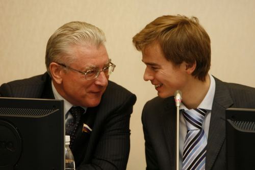 Vladimir Yakuba, chairman of the 1st Youth Parliament, and Viktor Lunin, chairman of the main Parliament of NN Region (left)