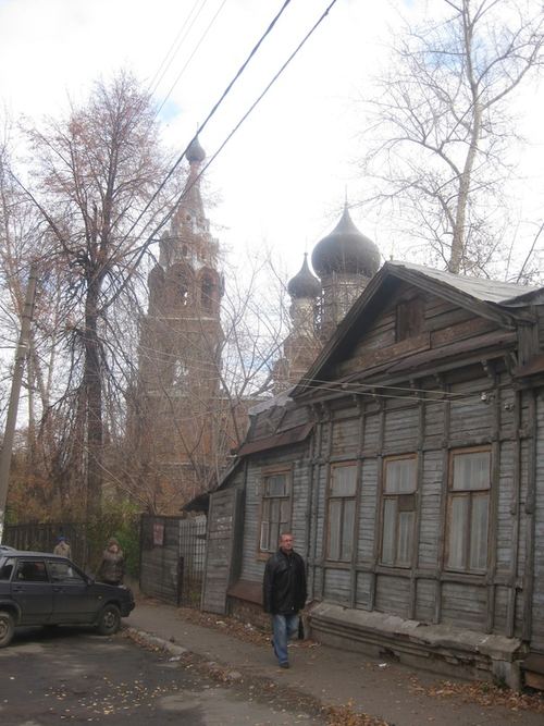 Типичный пейзаж для исторического центра Нижнего Новгорода. Угол улицы Острожной (ныне ул. М. Горького ) и Трудовой , чуть дальше от домика с "Распродажей", находится Спасская Церк
