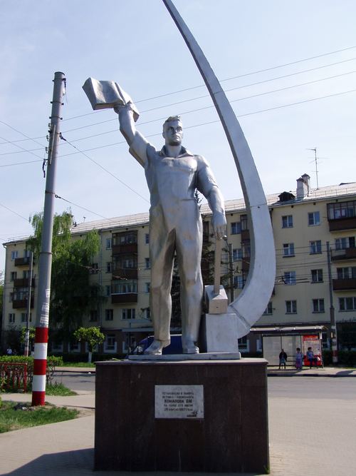 Памятник космонавту Комарову на одноименной улице