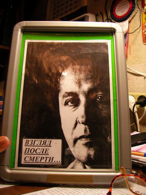 Владимир Пантелеев демонстрирует любимый портрет, выставленный в рабочем кабинете