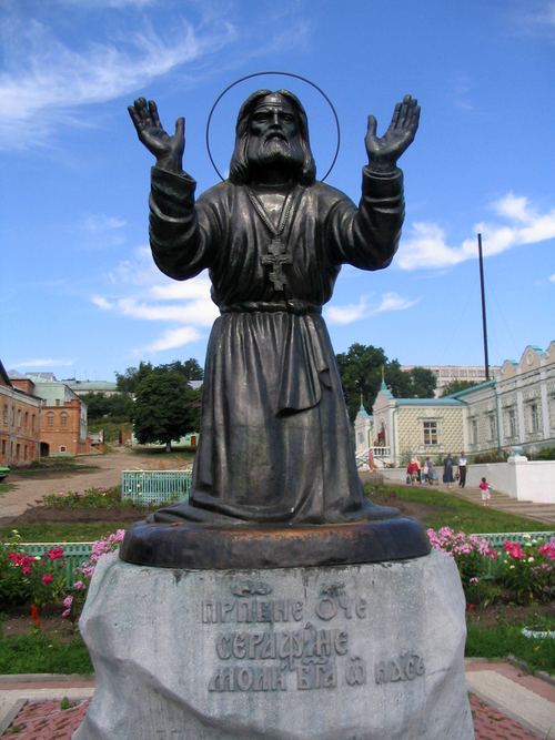 Памятник Серафиму Саровскому на родине в Курске