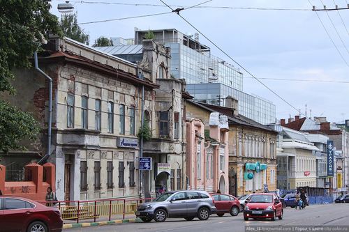 Contrasts of the street