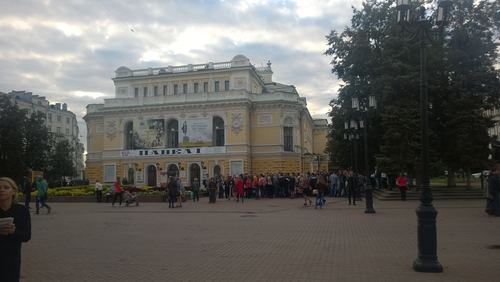 Общий вид пикета 8 сентября 2015 года перед Драмтеатром