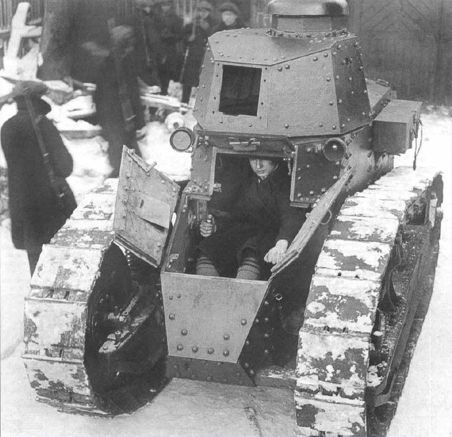 Трофейный танк Renault FT-17 без вооружения на Сормовском заводе, зима 1919 года