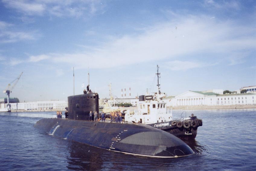 Сормовская подводная лодка на Неве