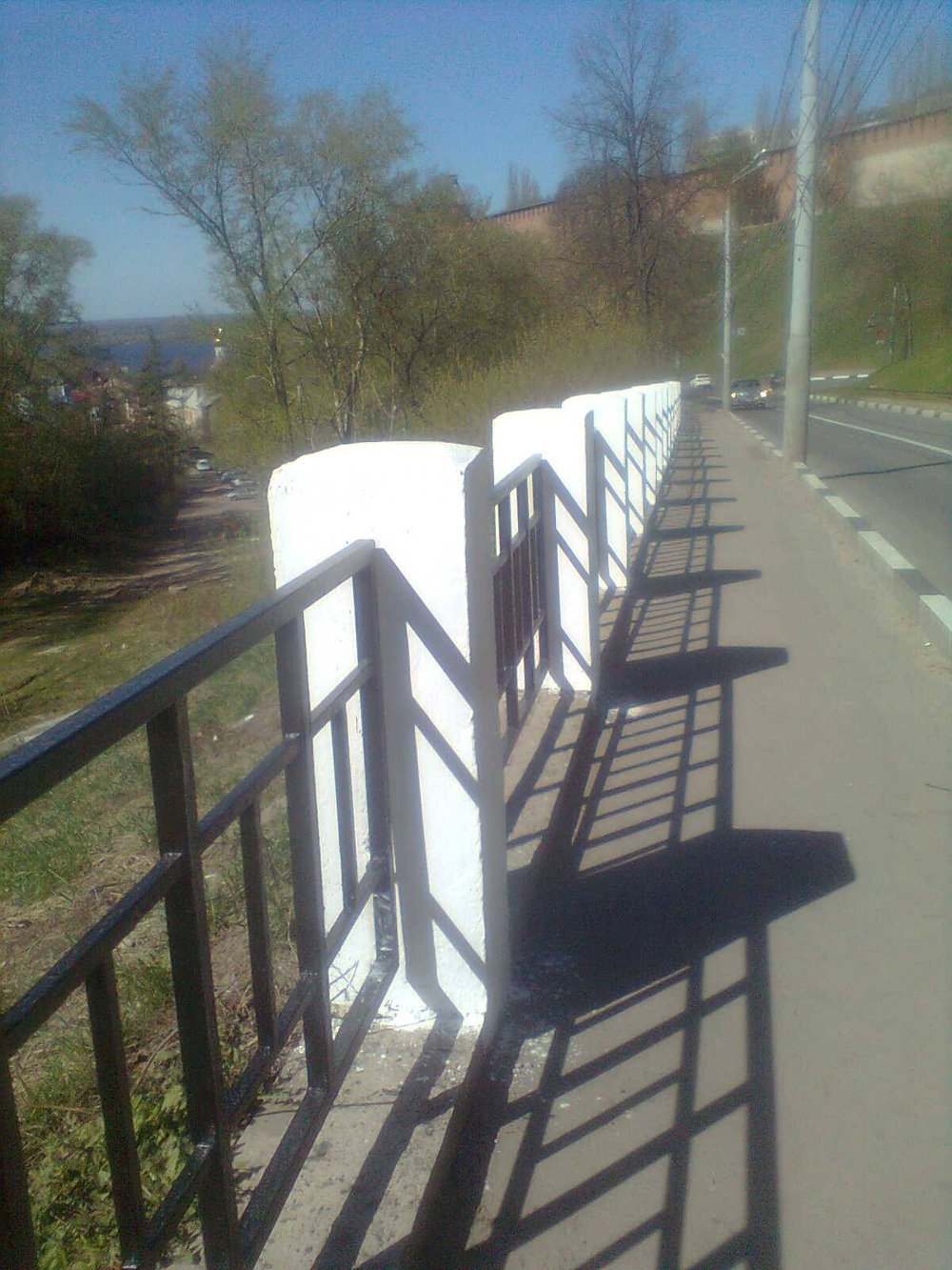 Покрашенное ограждение съезда